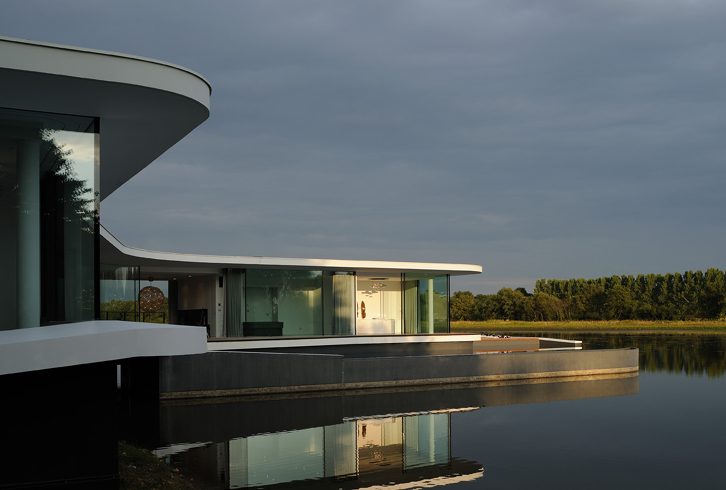 White Snake House - Pierre Minassian architecte - Posée sur l'eau