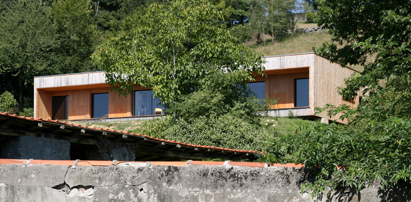 Prax architectes - Maison P3 accrochée au terrain